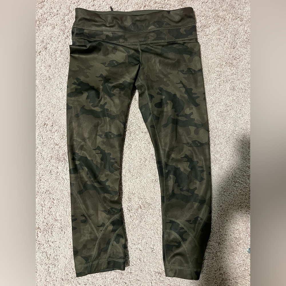 Lululemon Athletica Green Camo Leggings size 4  capri